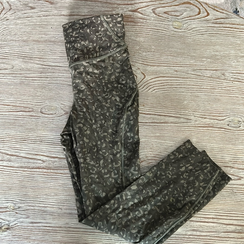 Lululemon Base pace crop 23” in intertwined camo medium olive green size 4